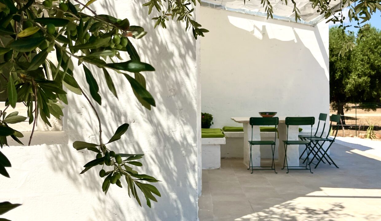 27 - Schöne Terrasse mit Sonnenschutz und Blick ins Grüne