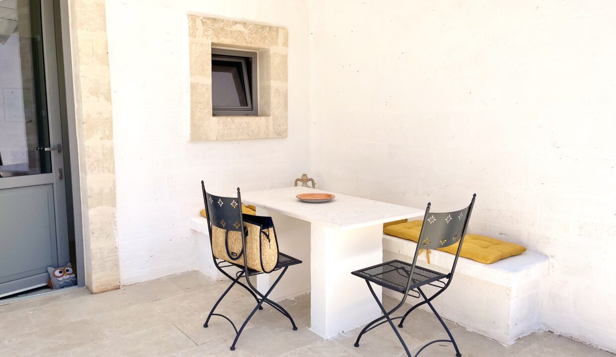 4 - Bestuhlte Veranda : Terrasse mit gelben Kissen