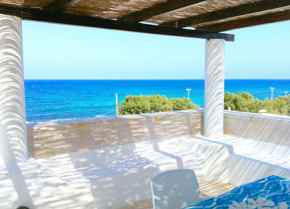 2-Casa-Acquamarina-Terrasse-mit-Esstisch-und-Ausblick