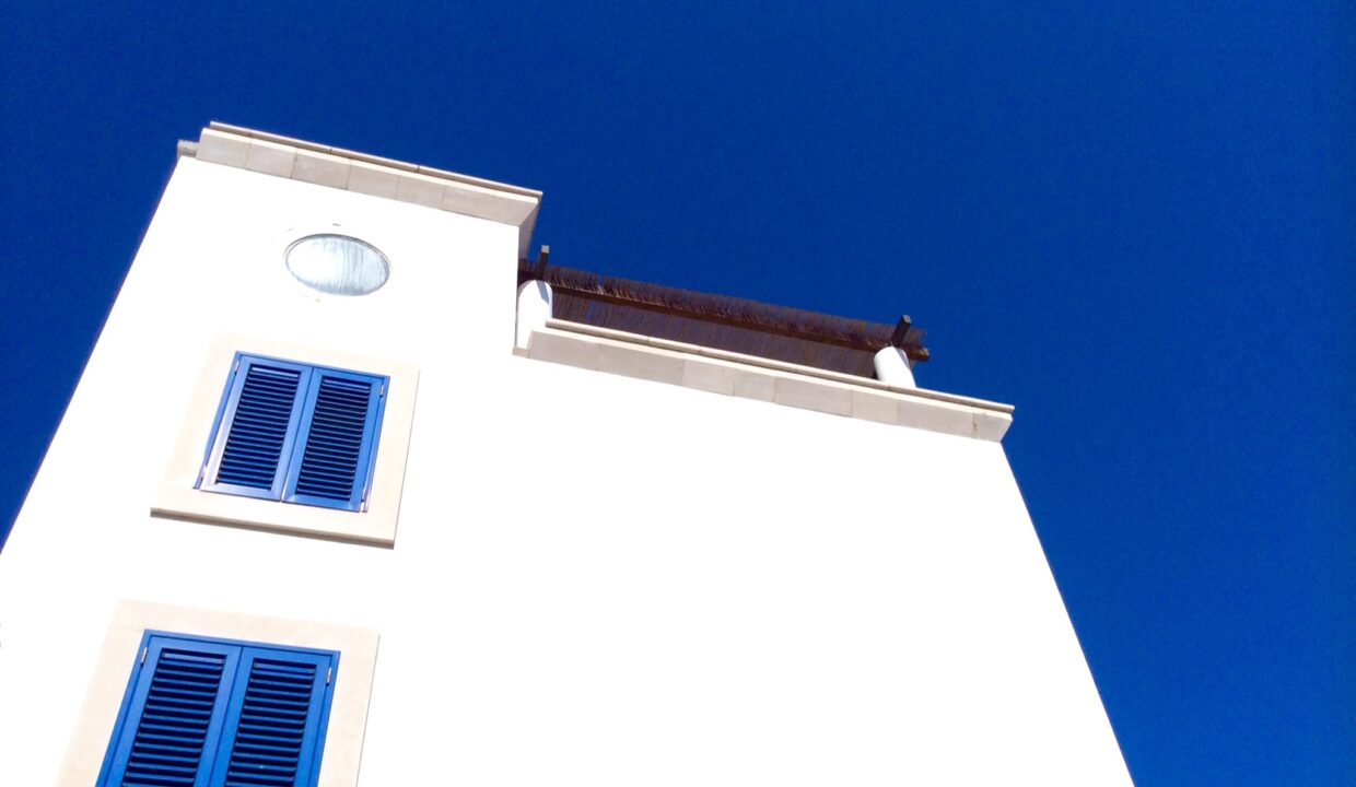 25 - Casa Acquamarina - Seitenansicht blaue Fensterläden Kopie