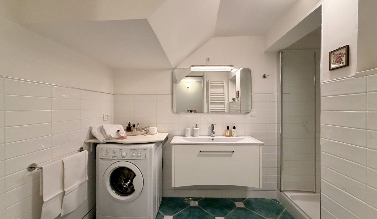 Stanza da bagno con lavatrice