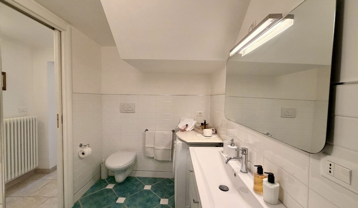 Stanza da bagno con doccia e bidet