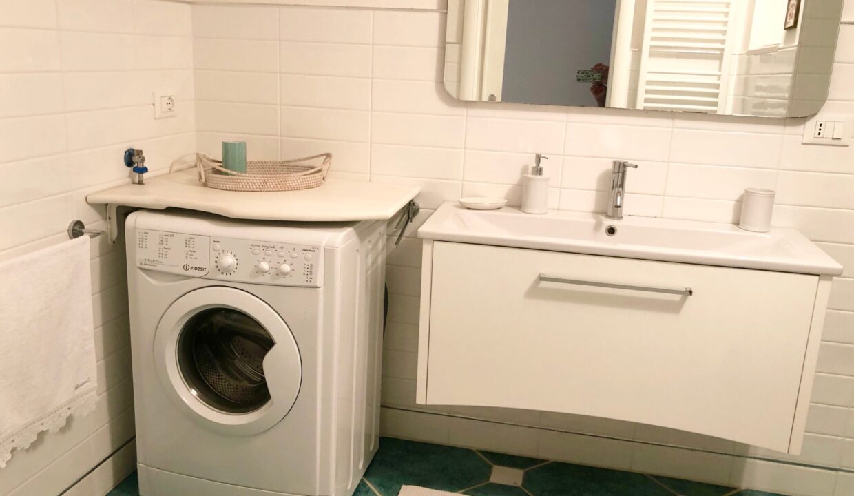 La-Maison-N°-75-Badezimmer-Waschbecken-und-Waschmaschine-scaled
