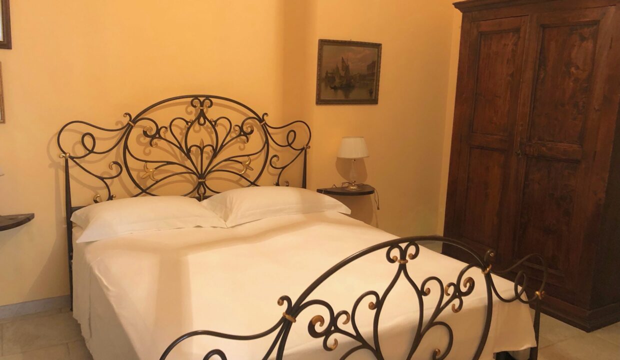 La-Maison-N°-75-Schlafzimmer-mit-Eisenbett-und-Schrank-scaled