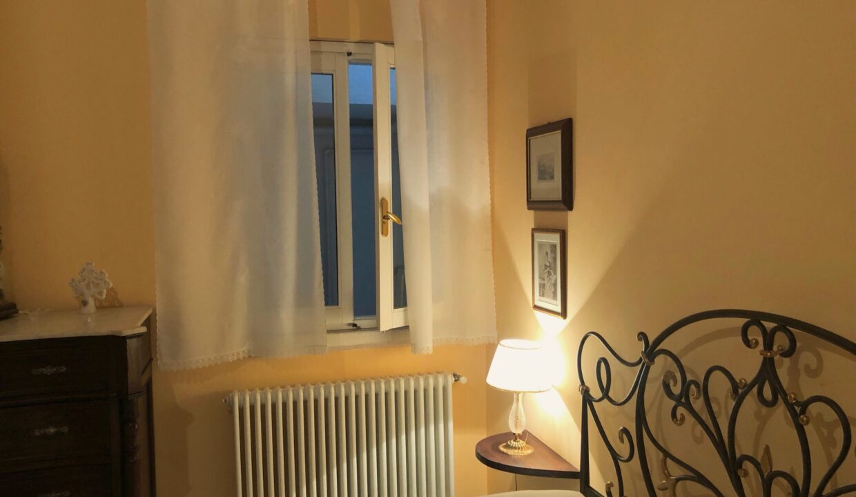 La-Maison-N°-75-Schlafzimmer-mit-Fenster-scaled