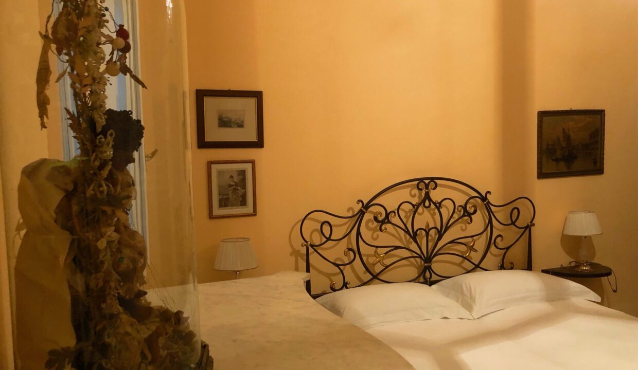 La-Maison-N°-75-Schlafzimmer-mit-antikem-Dekoobjekt-scaled